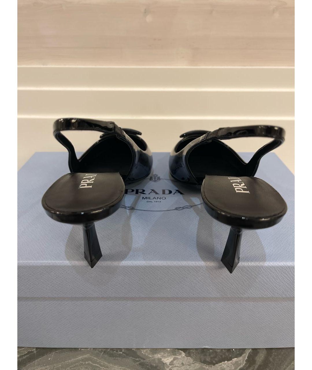 PRADA Черные лодочки на низком каблуке из лакированной кожи, фото 4
