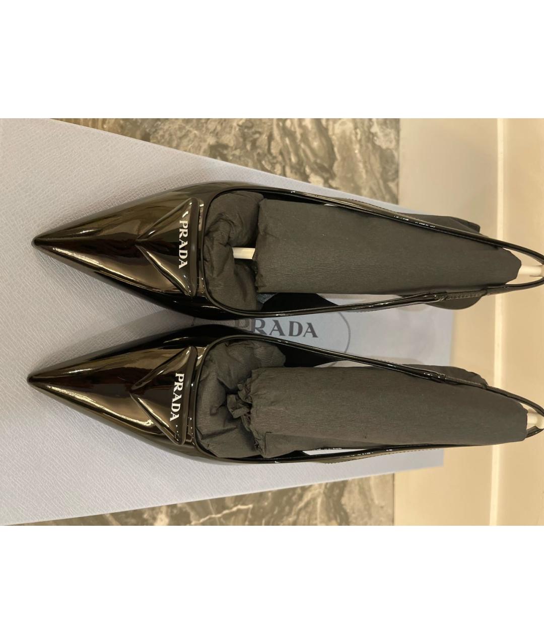 PRADA Черные лодочки на низком каблуке из лакированной кожи, фото 6
