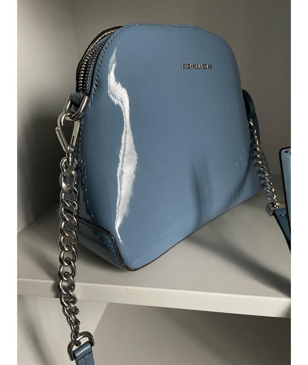 MICHAEL KORS Голубая сумка через плечо из лакированной кожи, фото 2