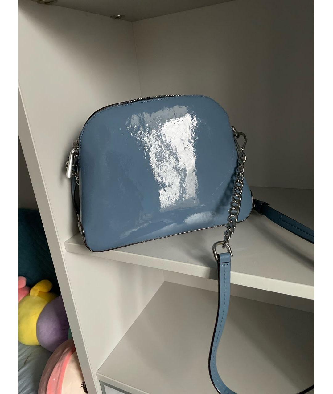 MICHAEL KORS Голубая сумка через плечо из лакированной кожи, фото 3