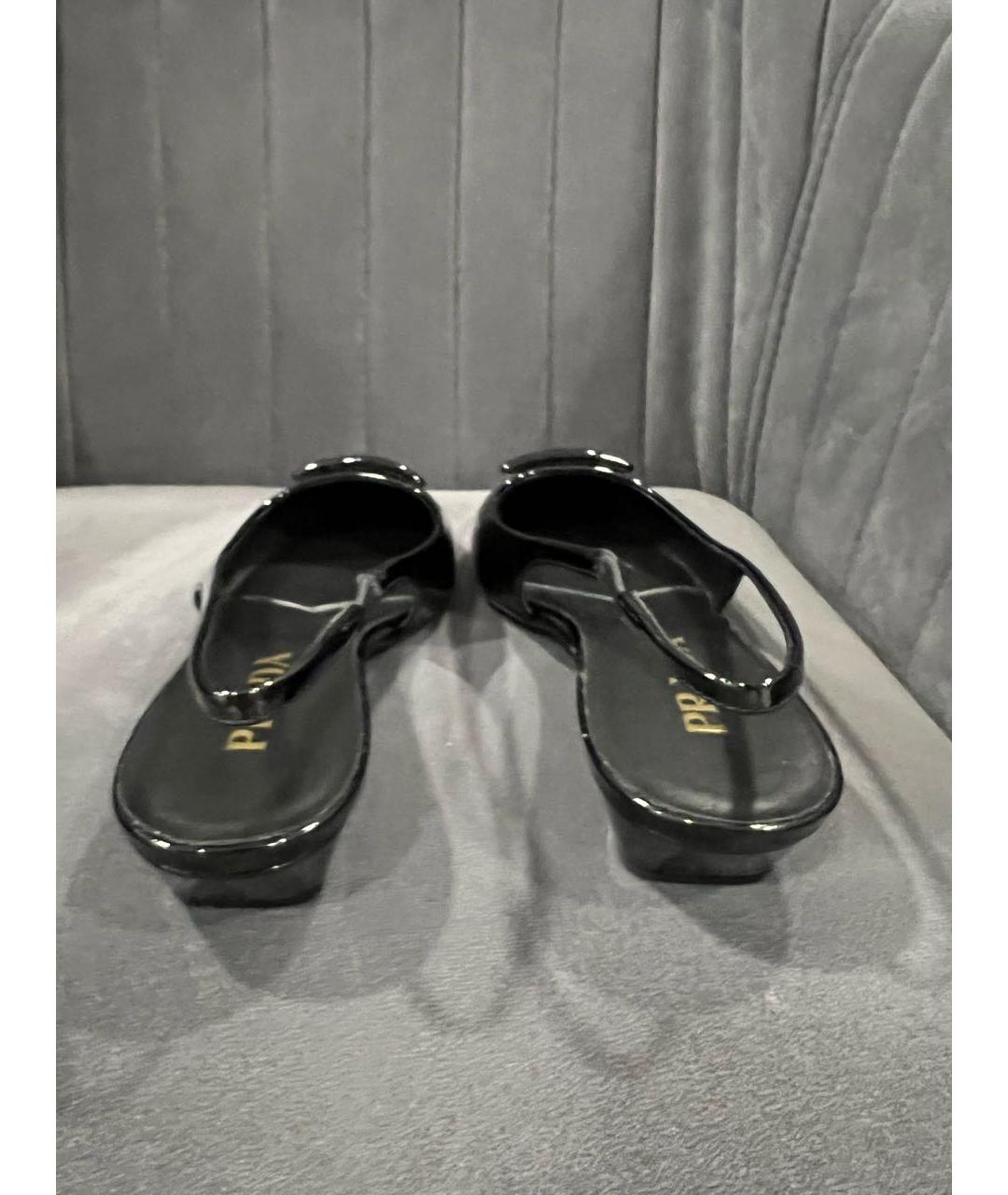 PRADA Черные лодочки на низком каблуке из лакированной кожи, фото 3