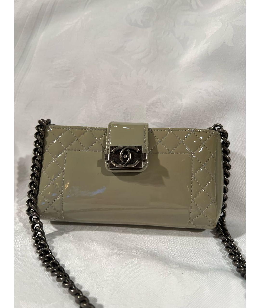 CHANEL Серая сумка через плечо из лакированной кожи, фото 9
