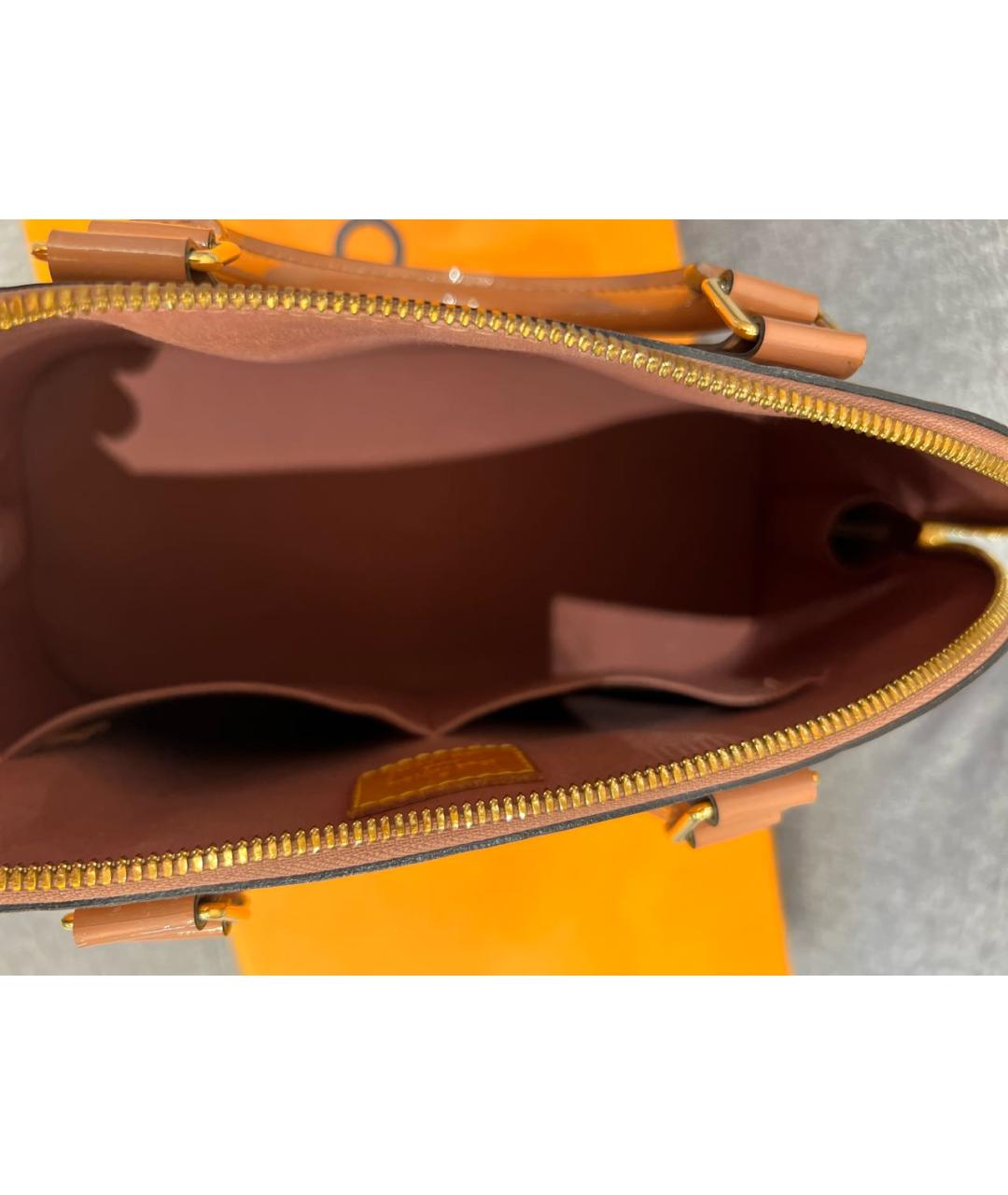 LOUIS VUITTON PRE-OWNED Бежевая сумка с короткими ручками из лакированной кожи, фото 4