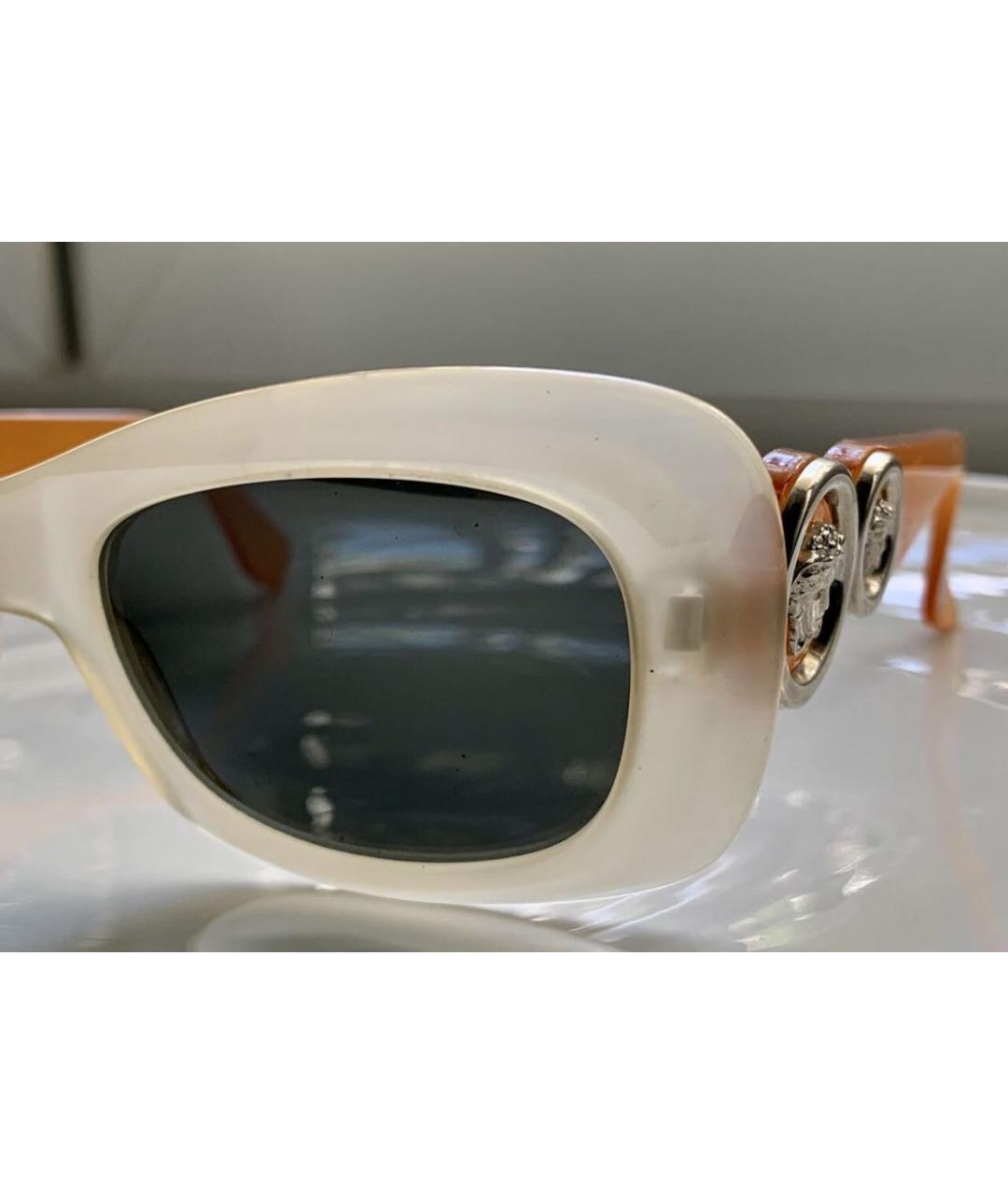 VERSACE Бежевые пластиковые солнцезащитные очки, фото 3