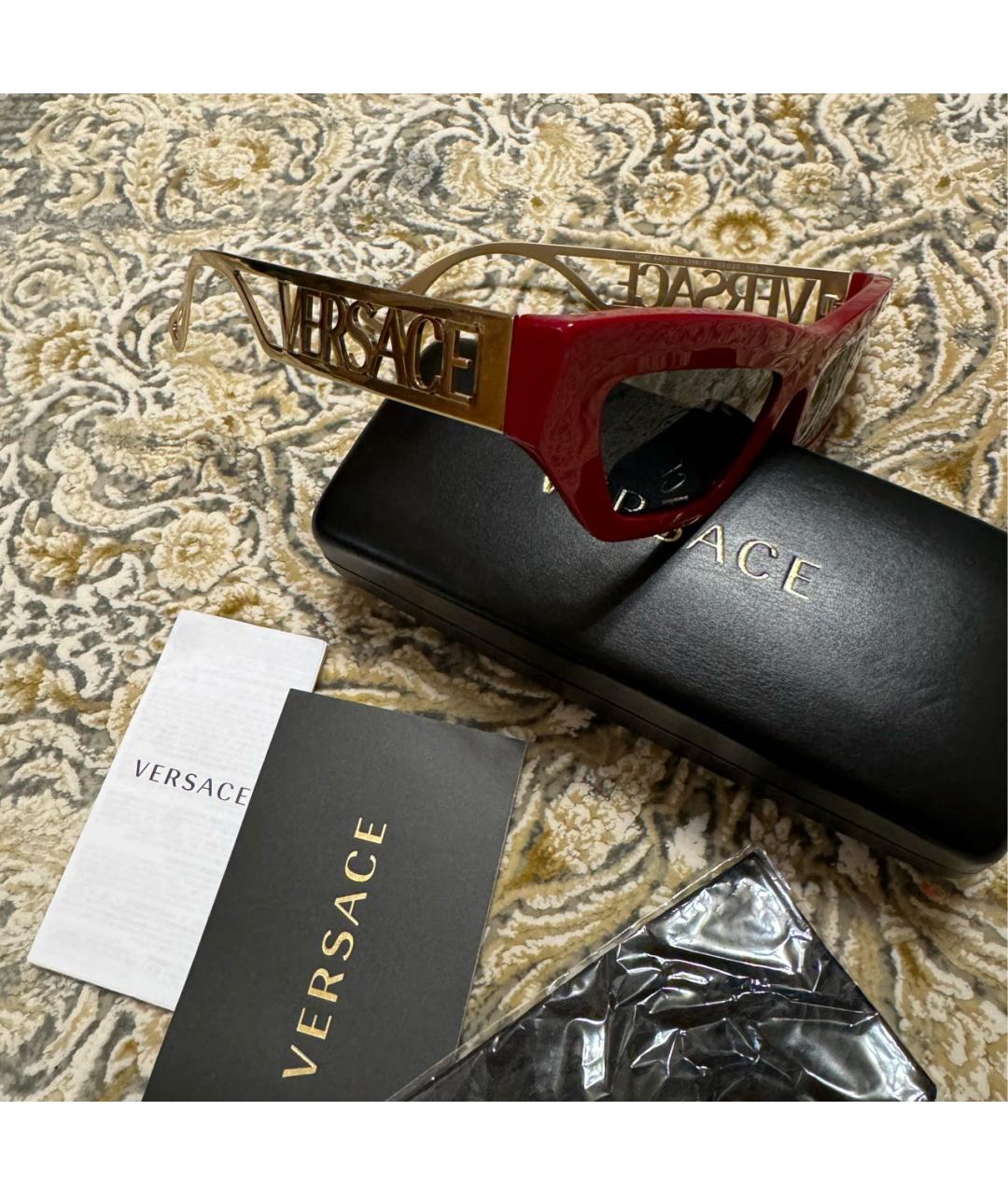 VERSACE Красные пластиковые солнцезащитные очки Medusa для женщин