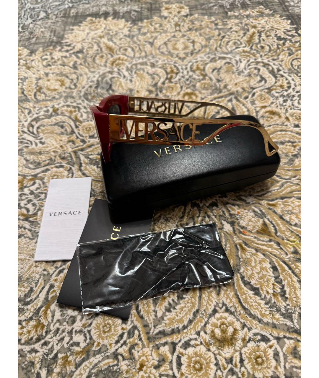 VERSACE Красные пластиковые солнцезащитные очки Medusa для женщин