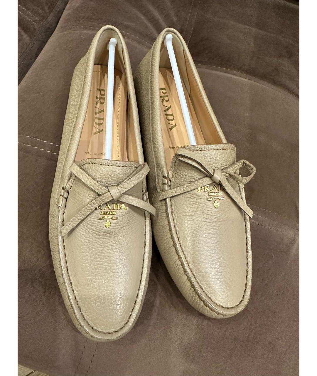 PRADA Бежевые кожаные мокасины, фото 2
