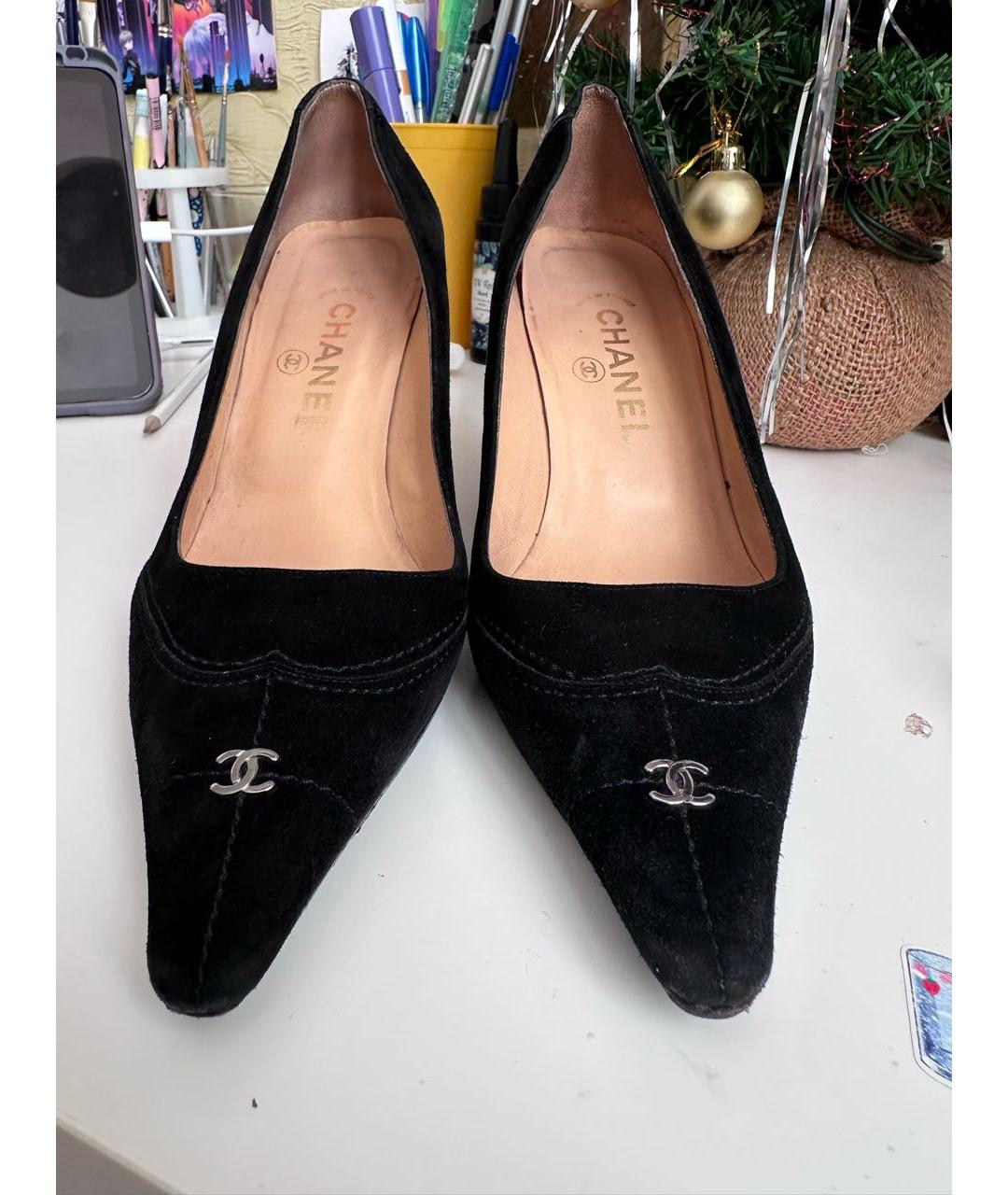 CHANEL PRE-OWNED Черные замшевые туфли, фото 2