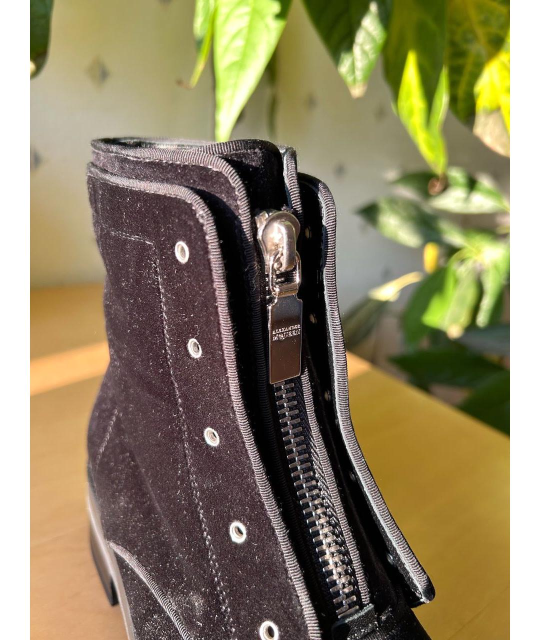 ALEXANDER MCQUEEN Черные бархатные ботинки, фото 4