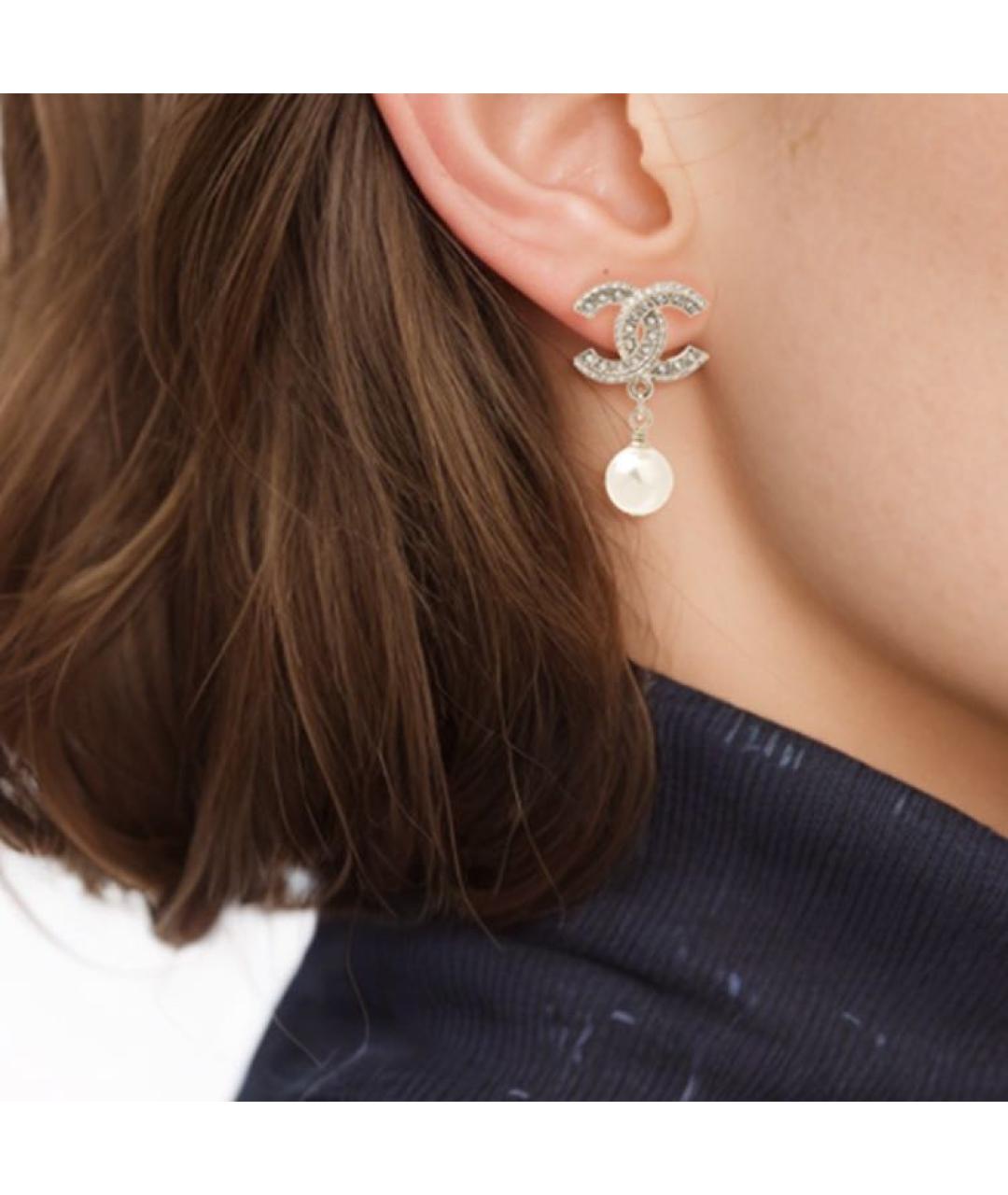 CHANEL Белые латунные серьги, фото 3