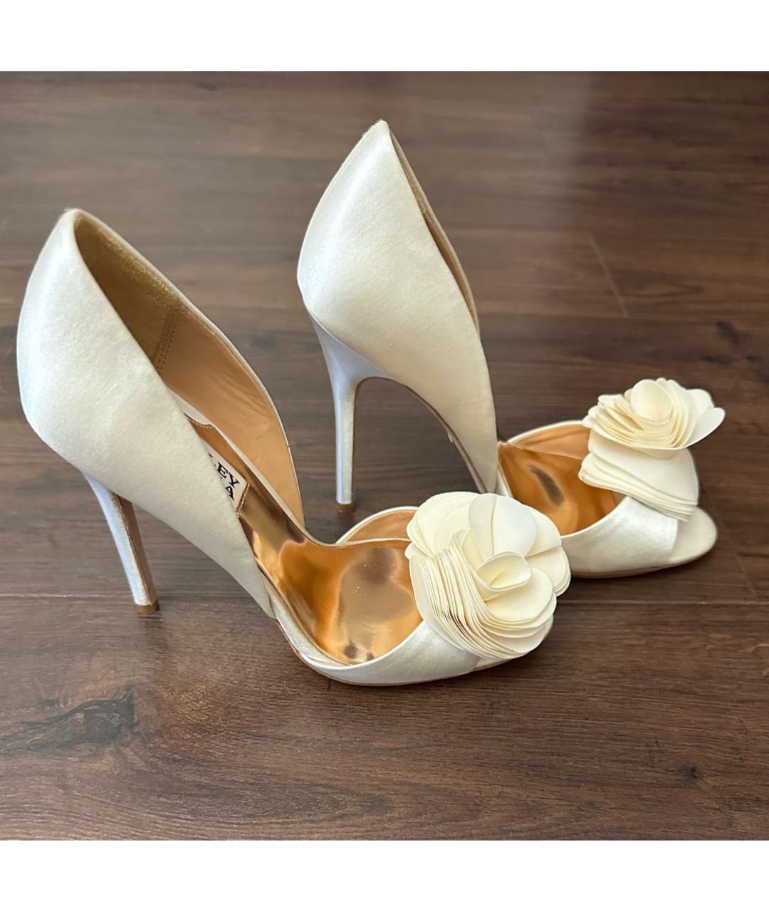 BADGLEY MISCHKA Белые текстильные свадебные туфли на высоком каблуке, фото 7