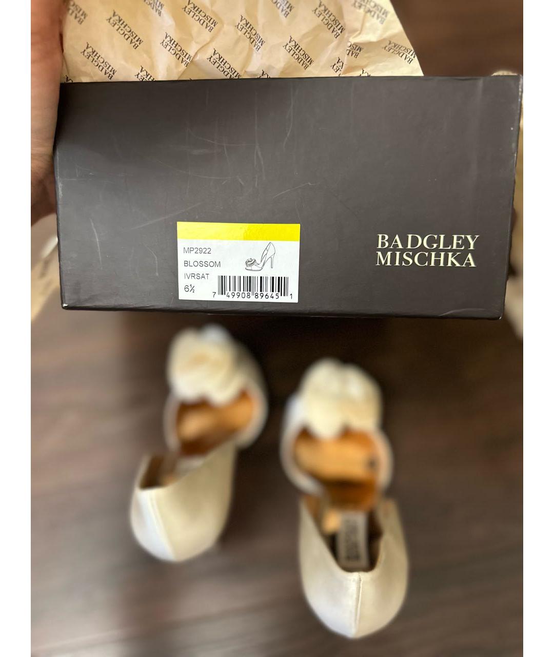 BADGLEY MISCHKA Белые текстильные свадебные туфли на высоком каблуке, фото 5