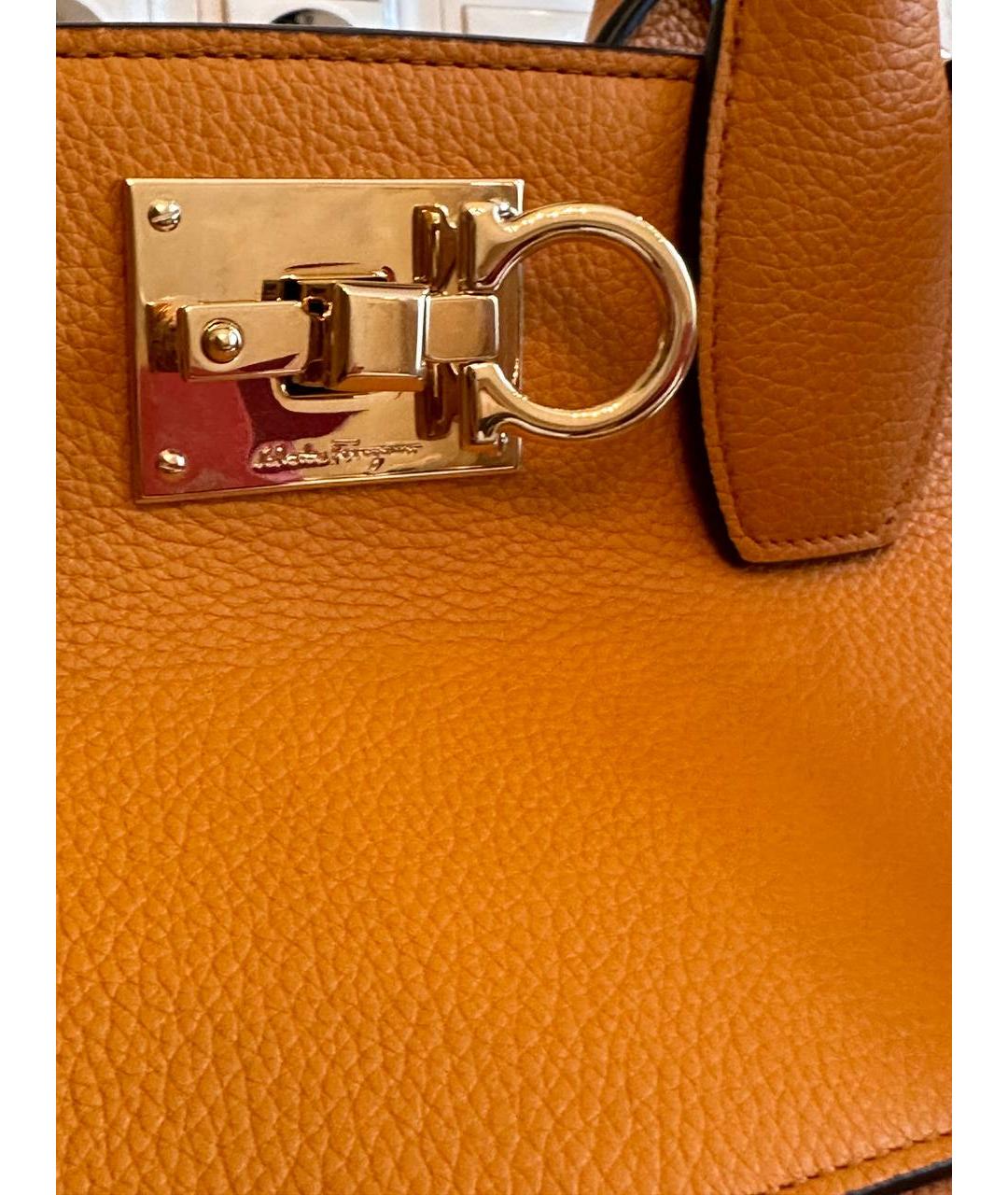 SALVATORE FERRAGAMO Оранжевая кожаная сумка с короткими ручками, фото 4