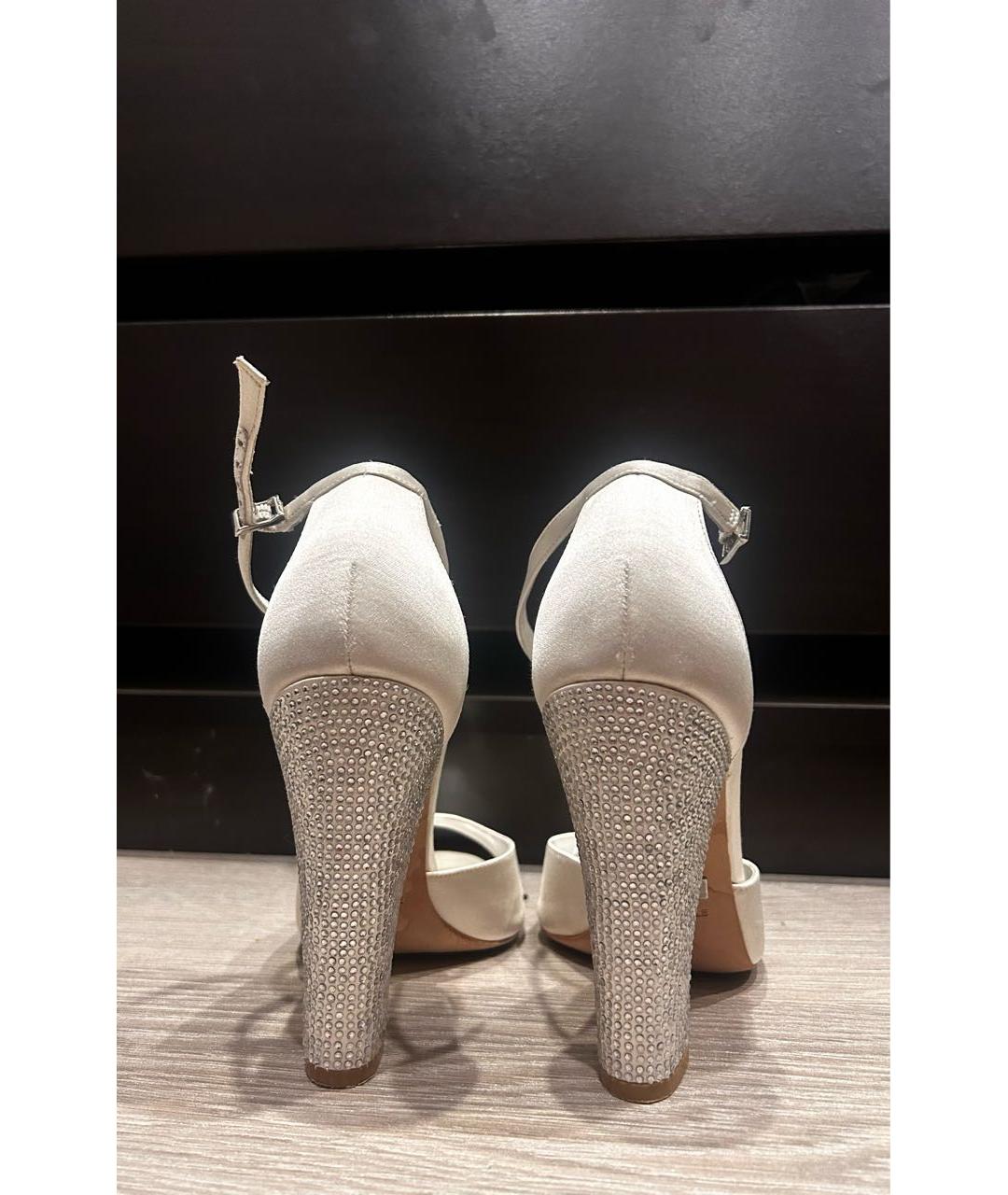 BADGLEY MISCHKA Белые текстильные свадебные туфли на высоком каблуке, фото 3