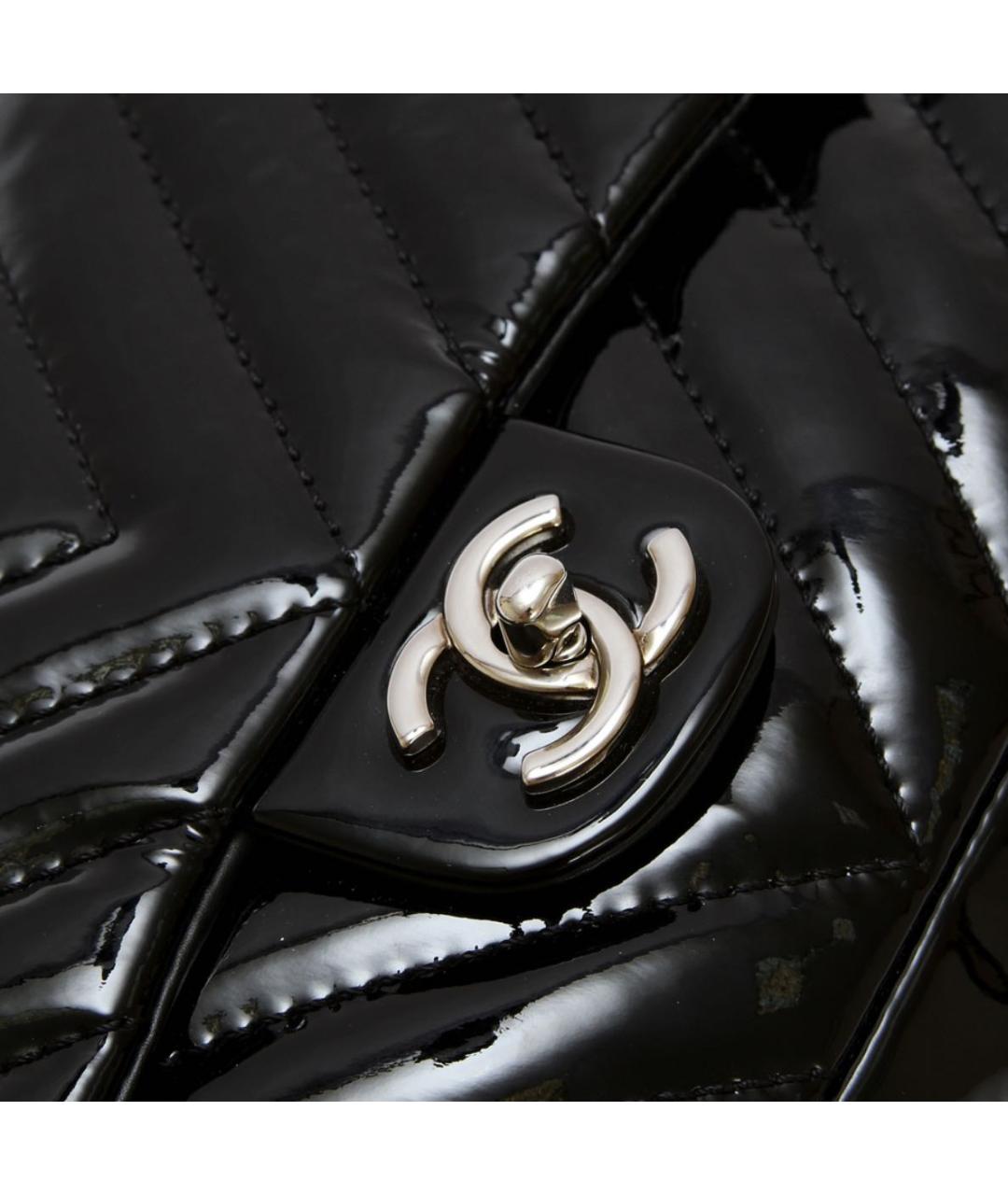 CHANEL Черная сумка через плечо из лакированной кожи, фото 5