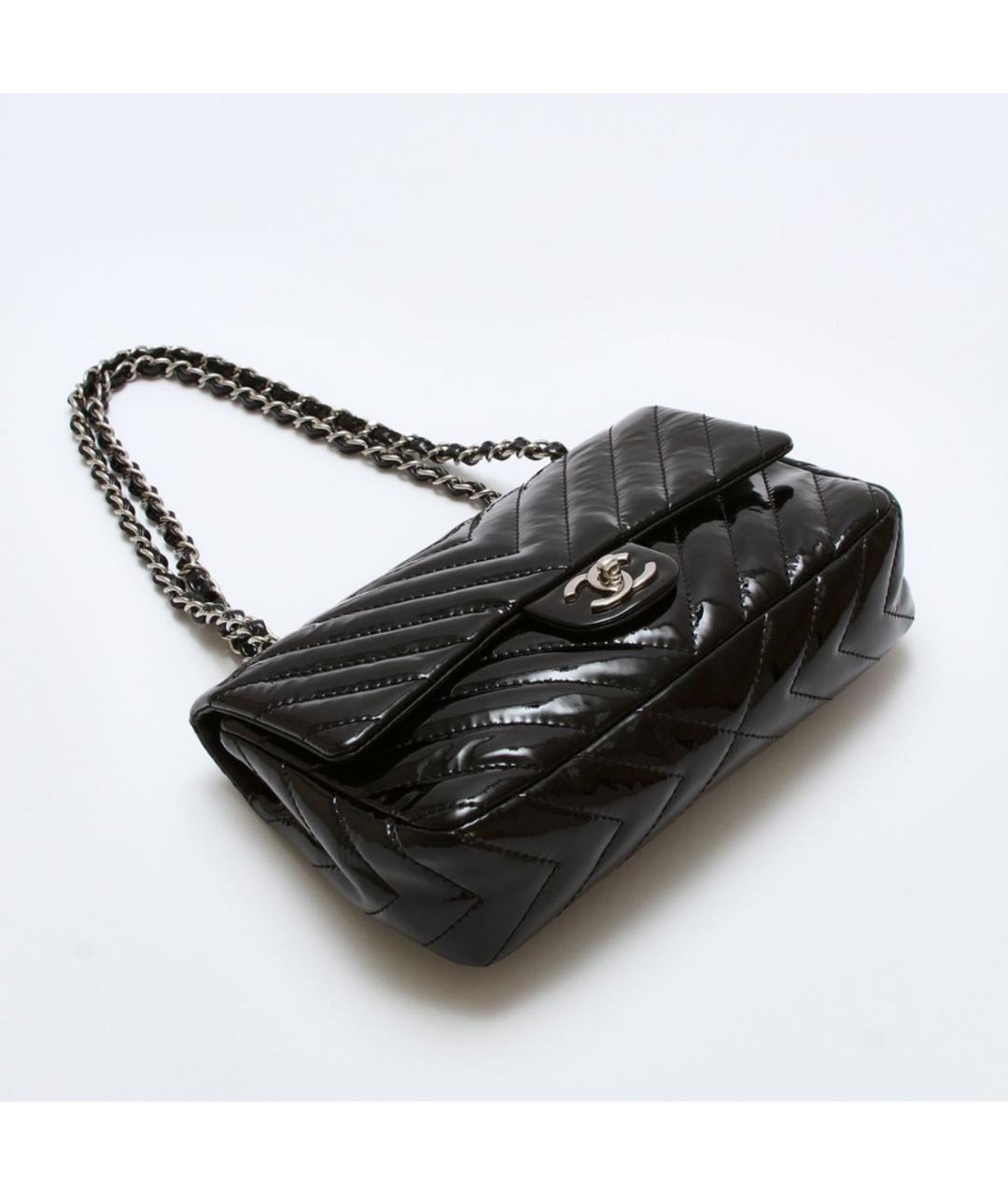CHANEL Черная сумка через плечо из лакированной кожи, фото 2