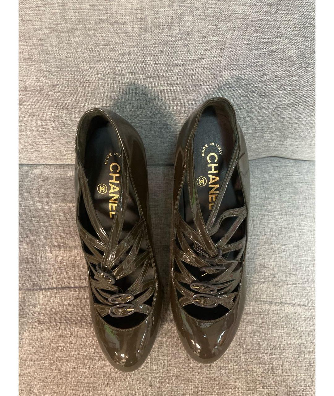 CHANEL Хаки туфли из лакированной кожи, фото 3