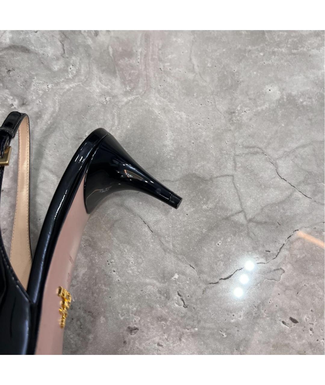 PRADA Черные лодочки на низком каблуке из лакированной кожи, фото 3