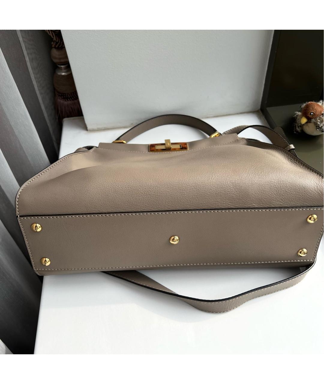 FENDI Бежевая кожаная сумка с короткими ручками, фото 5