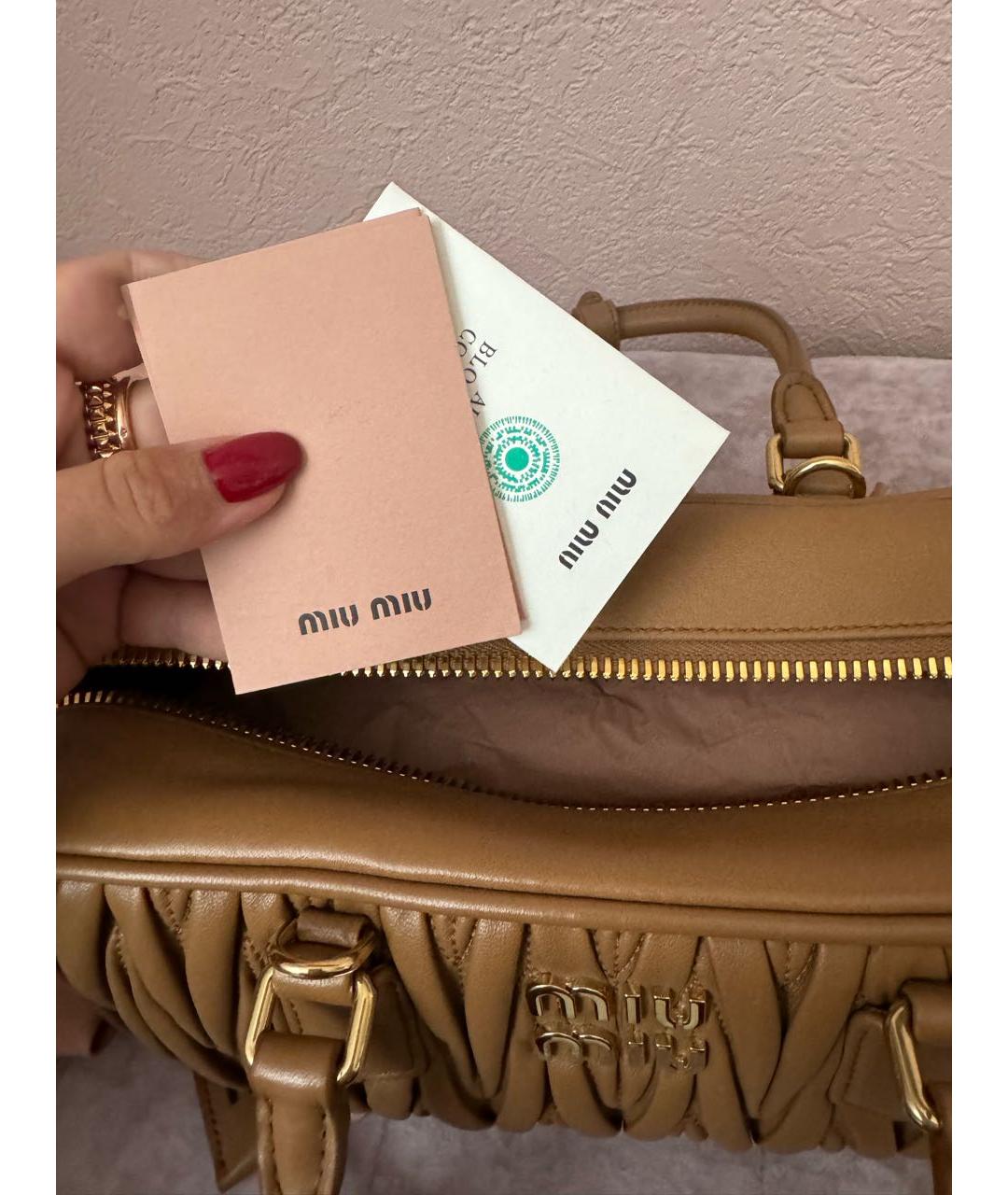 MIU MIU Коричневая кожаная сумка с короткими ручками, фото 5