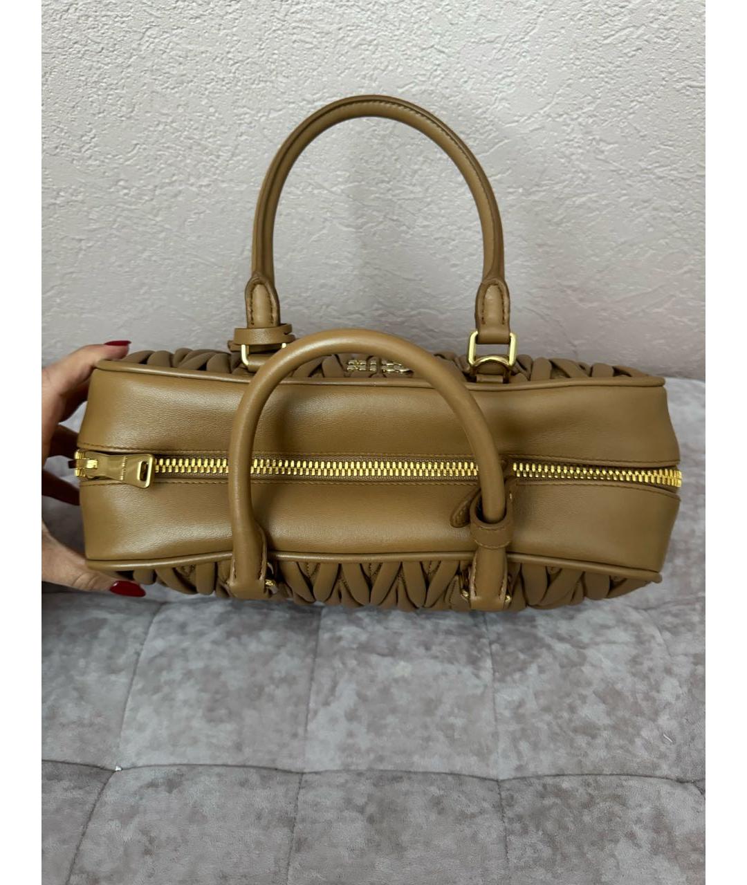 MIU MIU Коричневая кожаная сумка с короткими ручками, фото 3