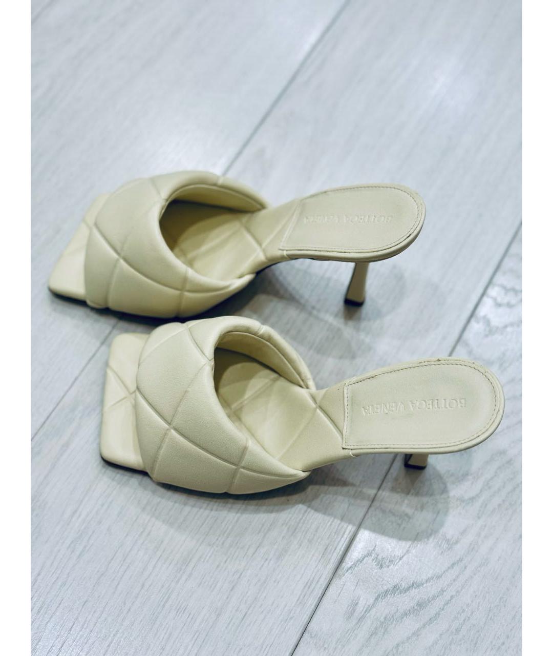 BOTTEGA VENETA Бежевые кожаные мюли, фото 2