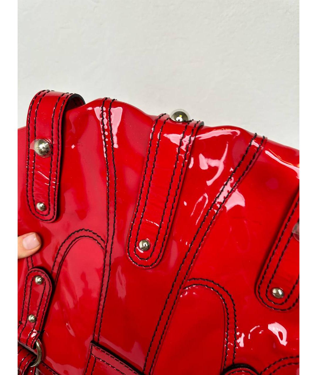 VALENTINO Красная сумка с короткими ручками из лакированной кожи, фото 8