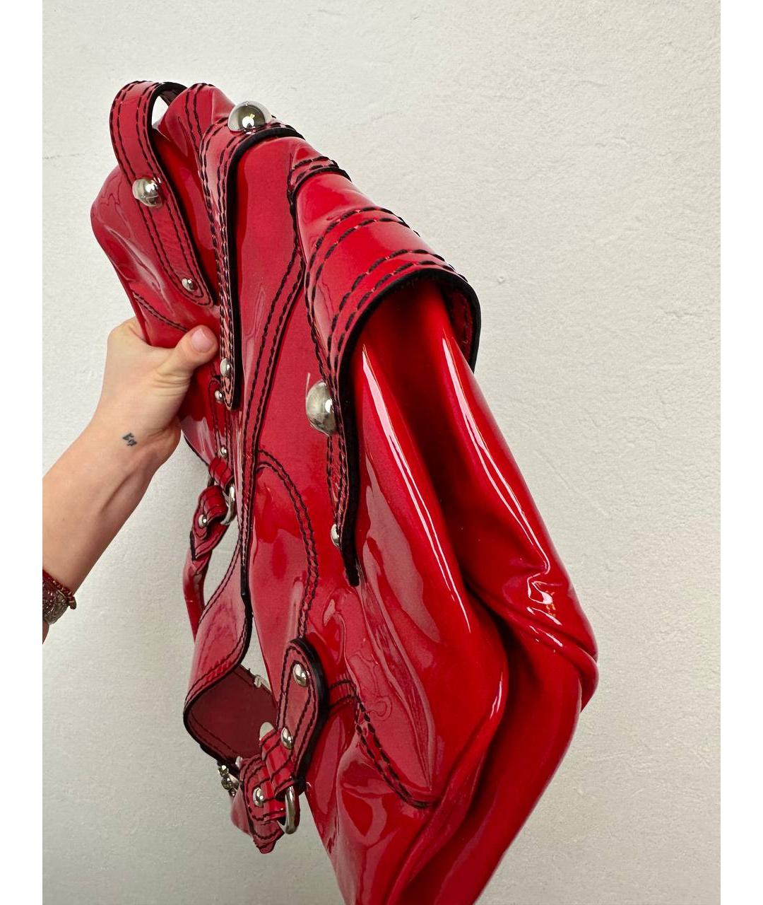 VALENTINO Красная сумка с короткими ручками из лакированной кожи, фото 6