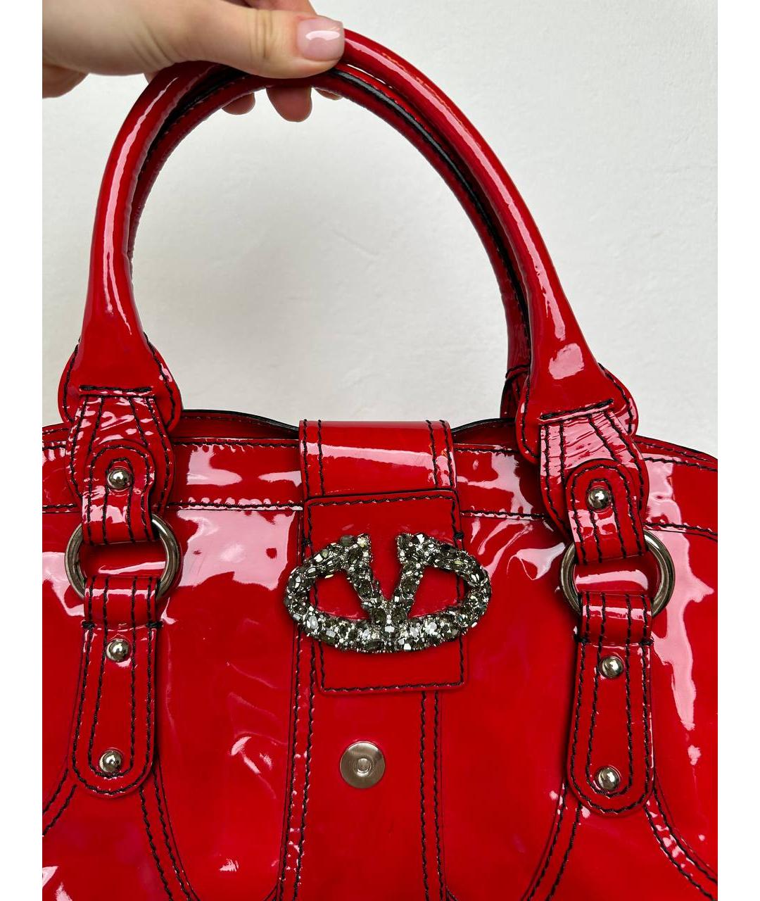 VALENTINO Красная сумка с короткими ручками из лакированной кожи, фото 7