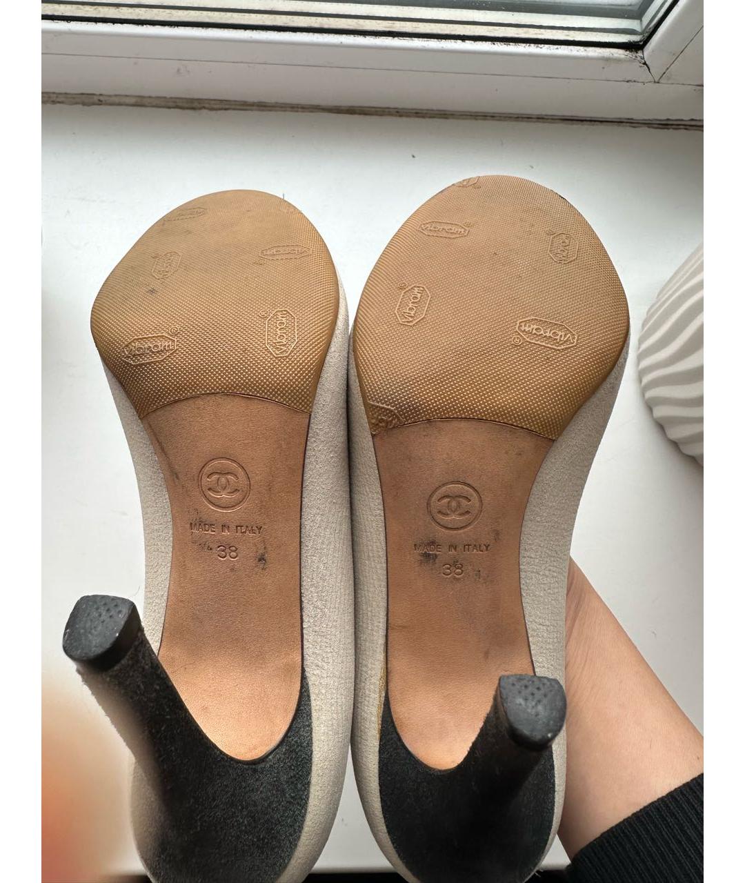 CHANEL PRE-OWNED Бежевые нубуковые туфли, фото 6