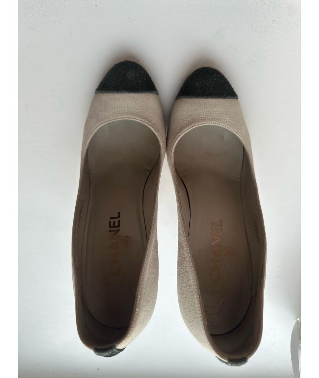 CHANEL PRE-OWNED Бежевые нубуковые туфли, фото 3