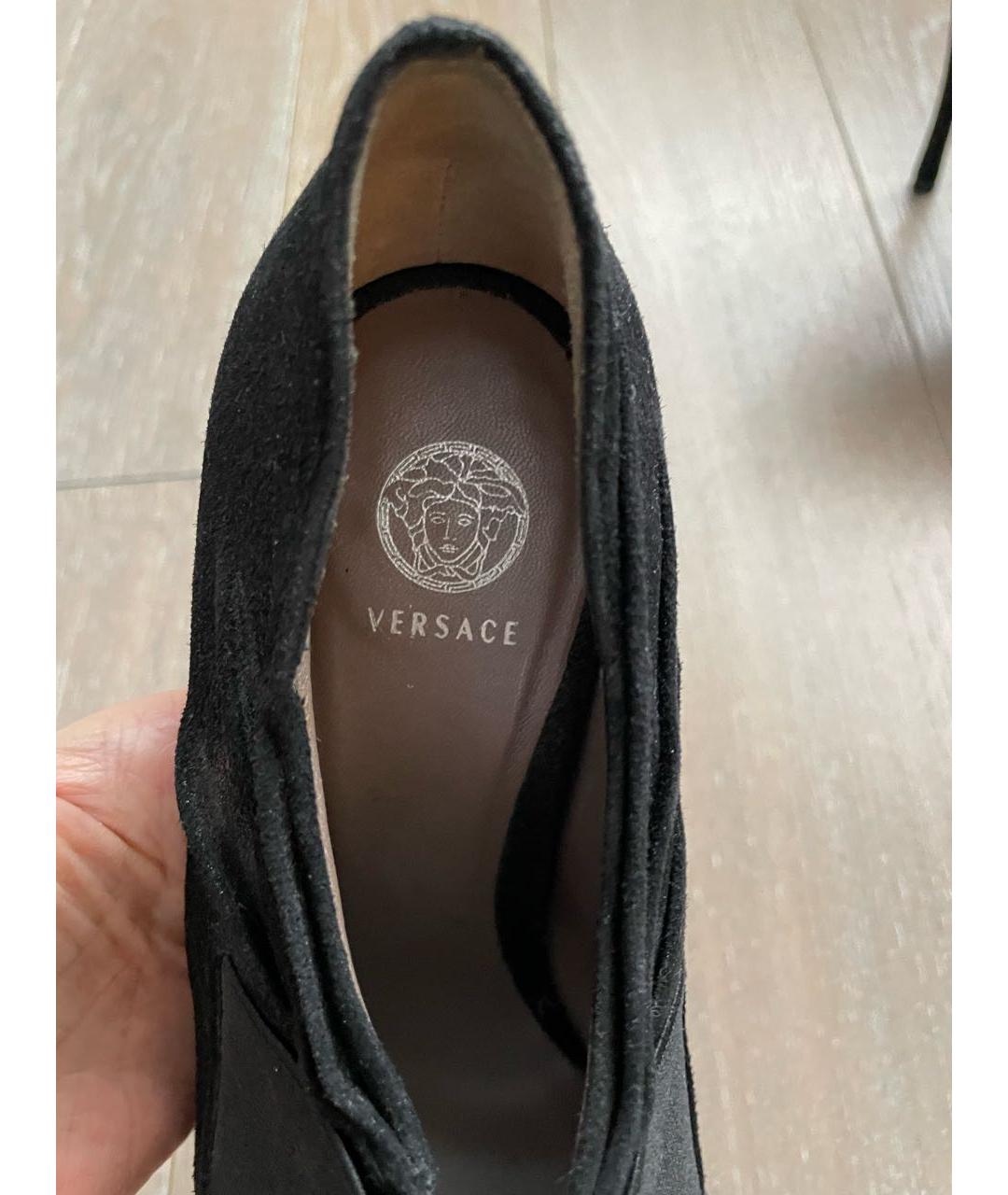 VERSACE Антрацитовые нубуковые босоножки, фото 4