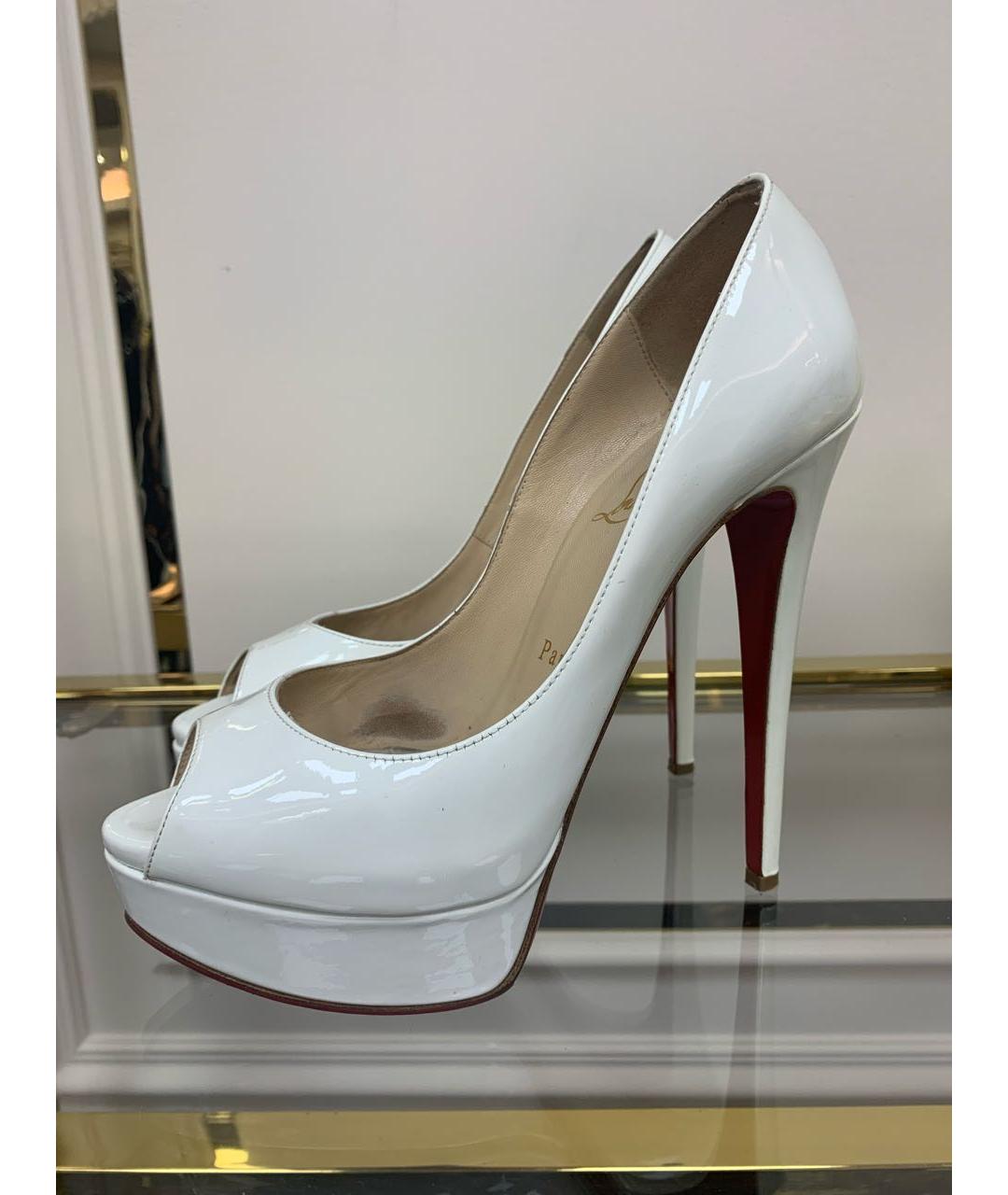 CHRISTIAN LOUBOUTIN Белые туфли из лакированной кожи, фото 9