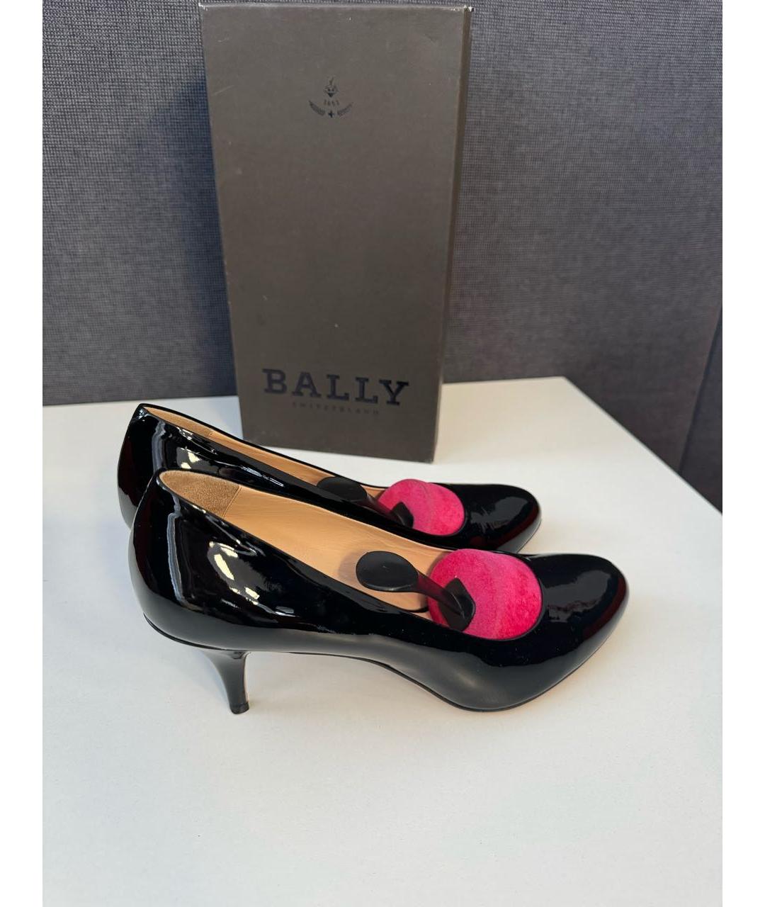 BALLY Черные лодочки на низком каблуке из лакированной кожи, фото 9