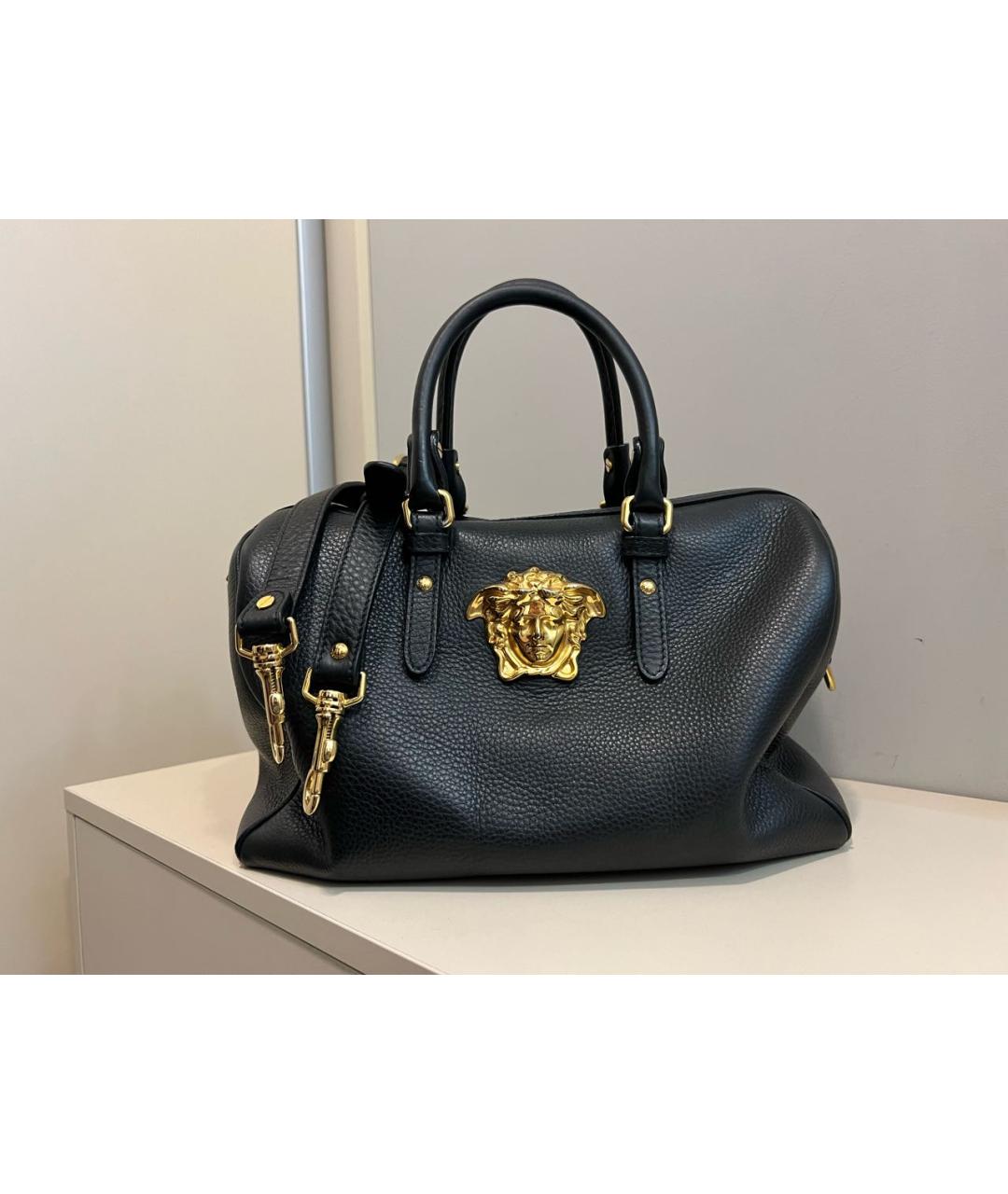 VERSACE Черная кожаная сумка с короткими ручками, фото 5