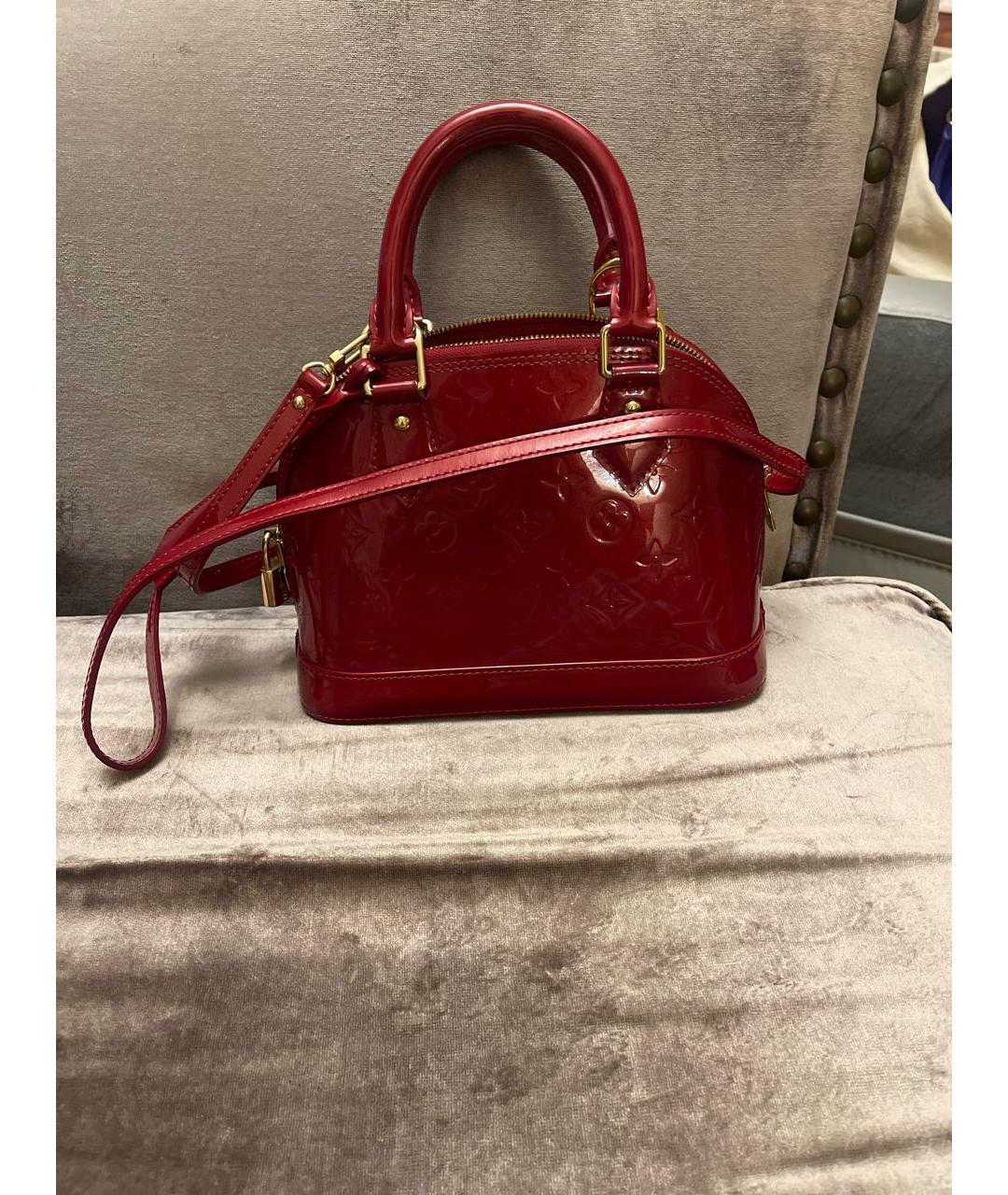 LOUIS VUITTON PRE-OWNED Красная сумка с короткими ручками из лакированной кожи, фото 2