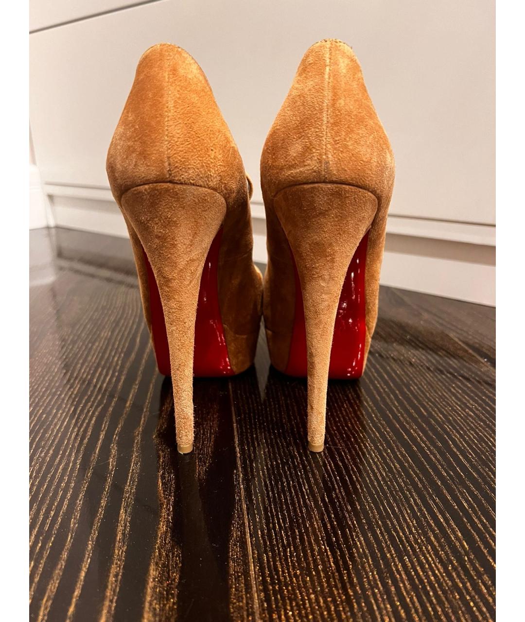 CHRISTIAN LOUBOUTIN Бежевые замшевые туфли, фото 4