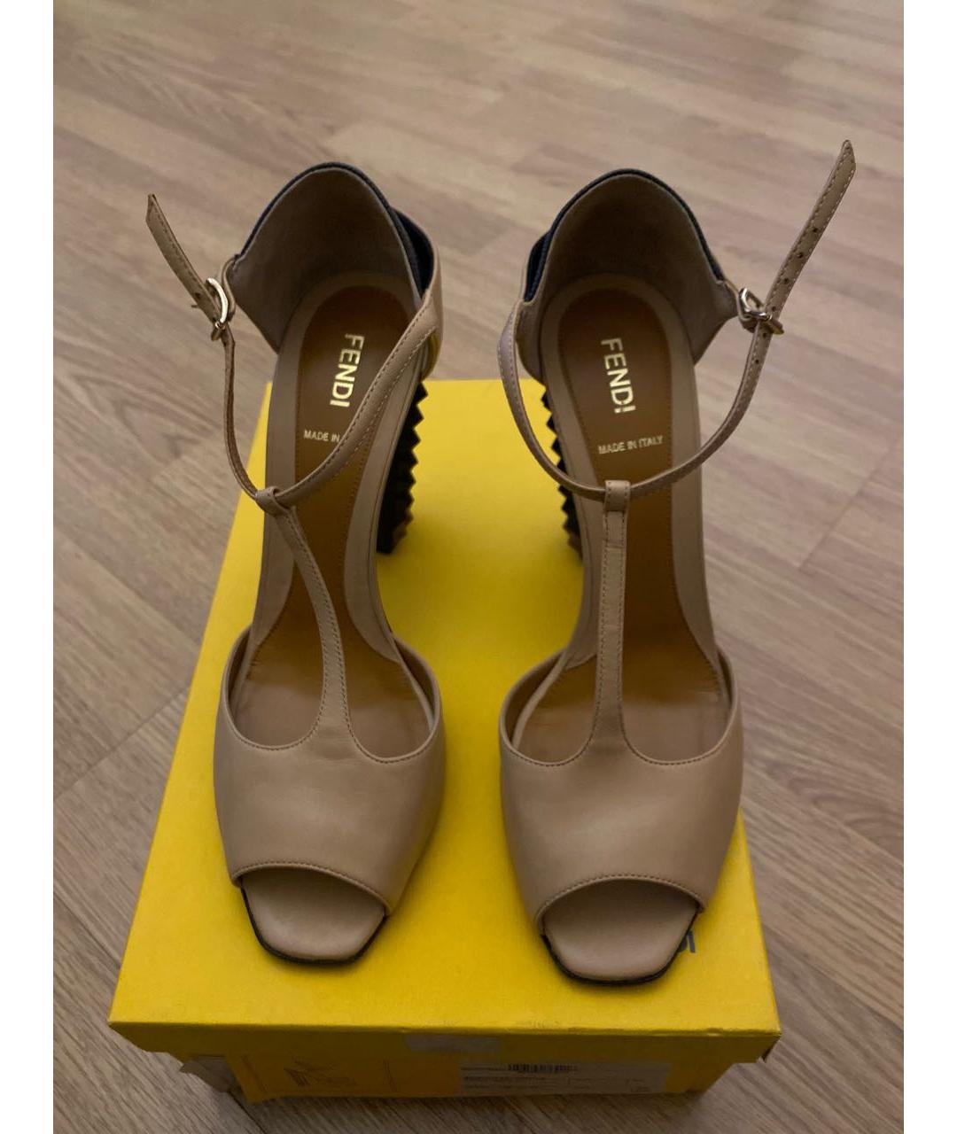 FENDI Бежевые кожаные босоножки, фото 2