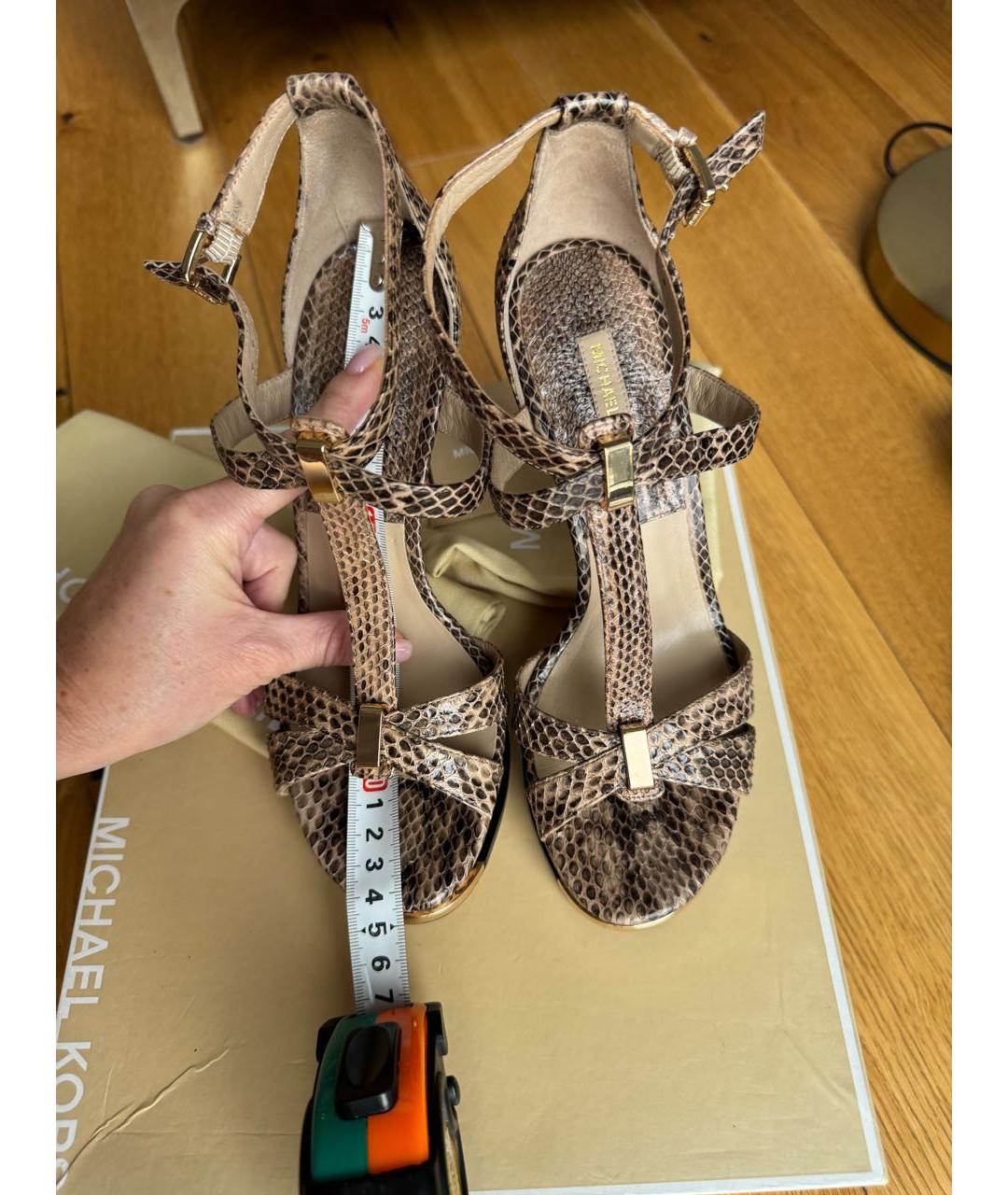 MICHAEL KORS Коричневые босоножки из экзотической кожи, фото 6
