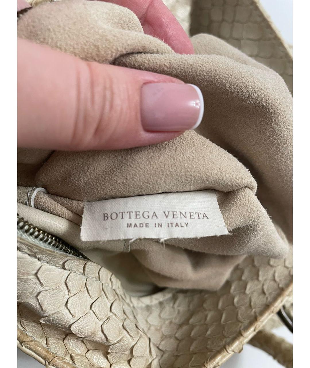 BOTTEGA VENETA Бежевая сумка с короткими ручками из экзотической кожи, фото 8