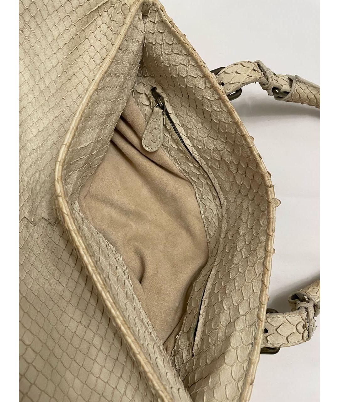 BOTTEGA VENETA Бежевая сумка с короткими ручками из экзотической кожи, фото 6