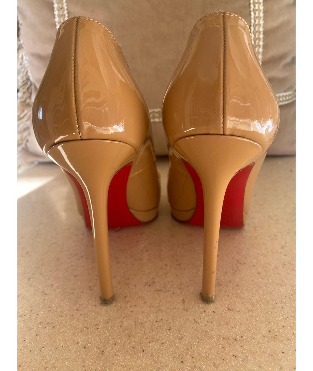 CHRISTIAN LOUBOUTIN Бежевые туфли из лакированной кожи, фото 4