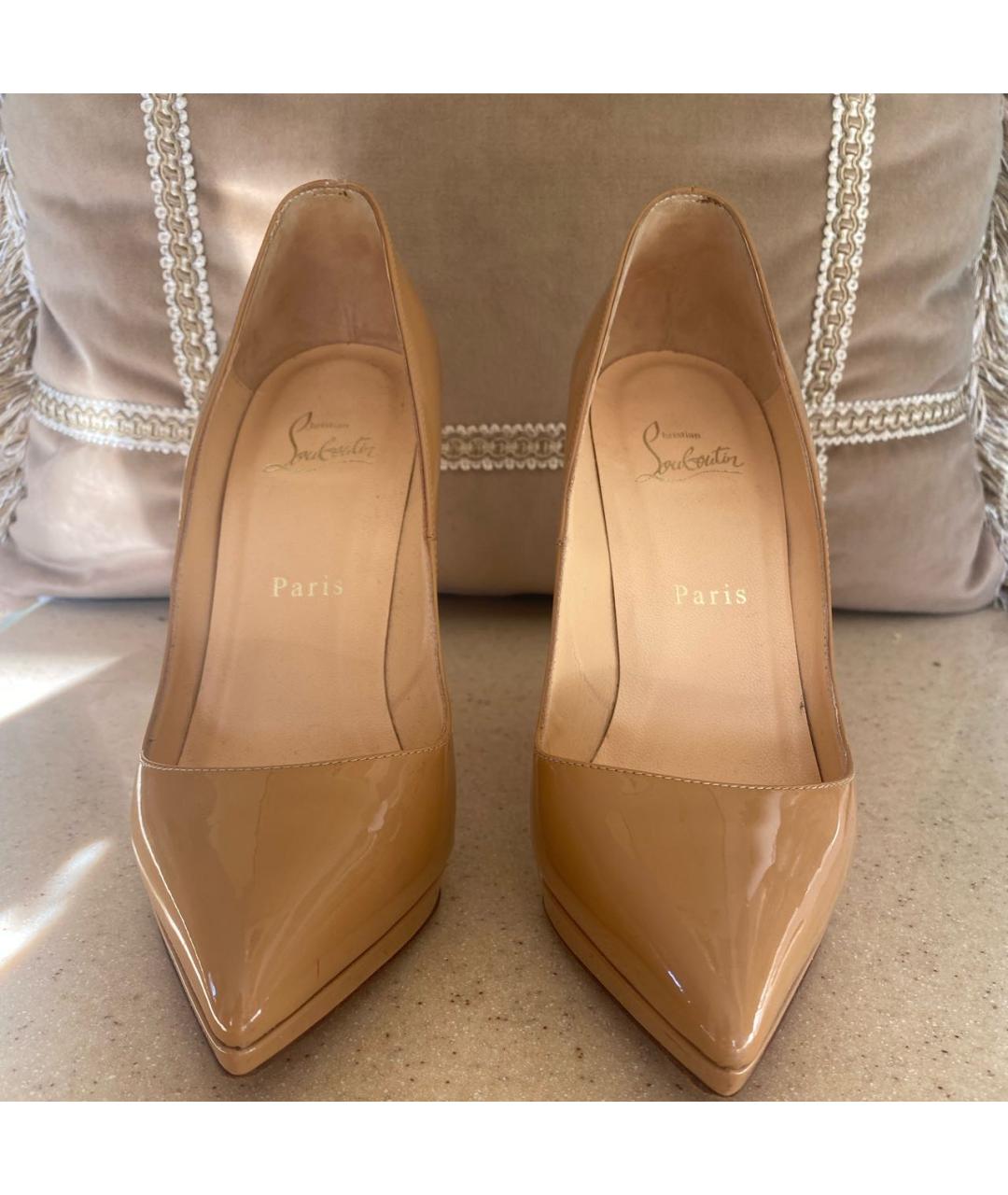 CHRISTIAN LOUBOUTIN Бежевые туфли из лакированной кожи, фото 2