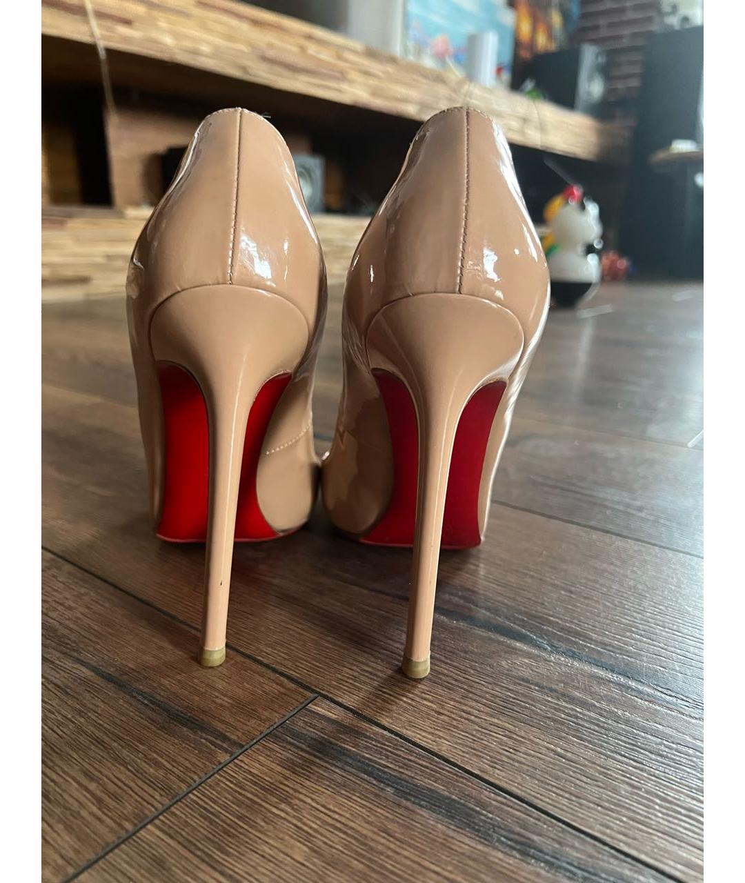 CHRISTIAN LOUBOUTIN Бежевые туфли из лакированной кожи, фото 4