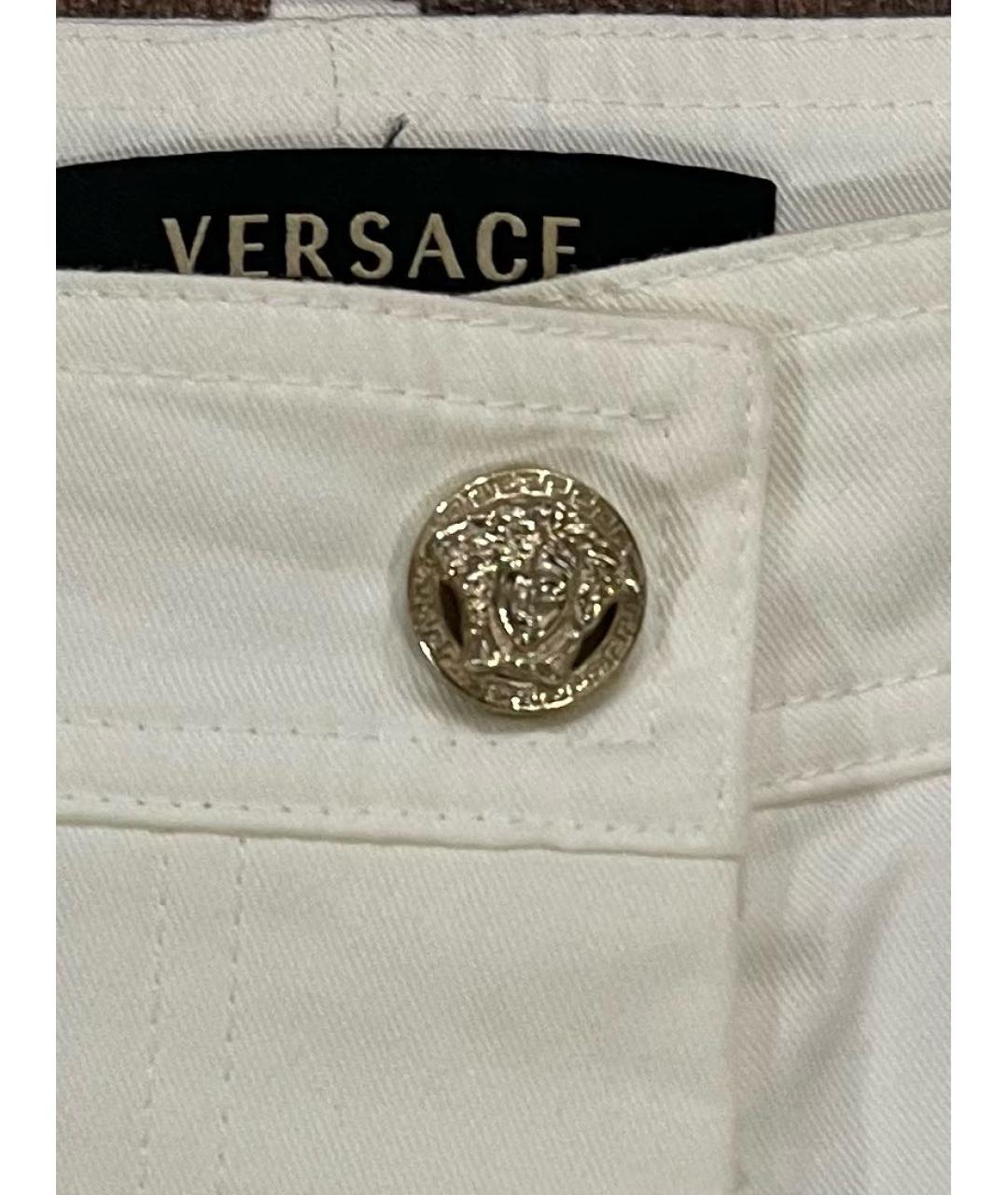 VERSACE Белые хлопко-эластановые джинсы клеш, фото 5