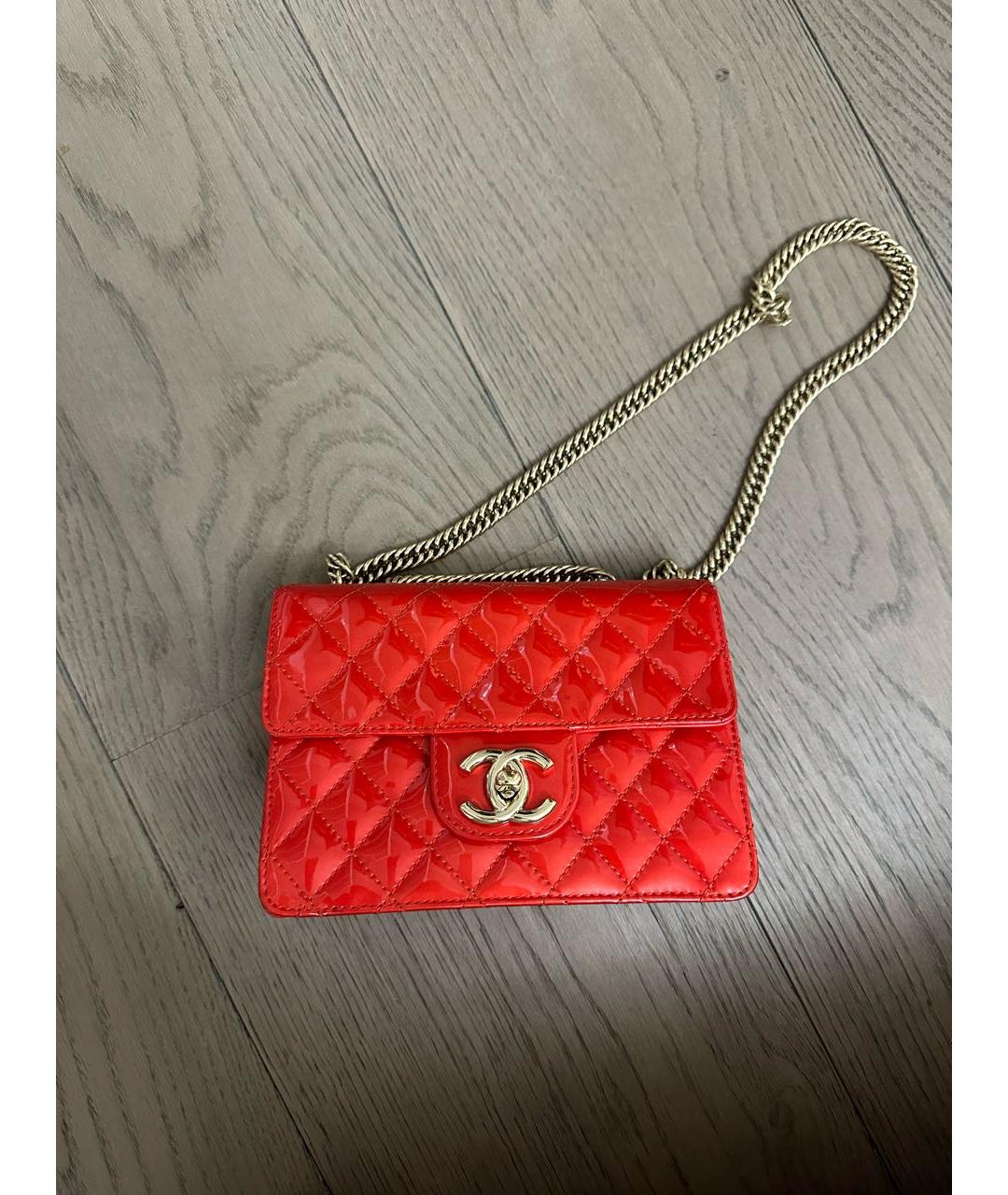 CHANEL PRE-OWNED Красная сумка через плечо из лакированной кожи, фото 8