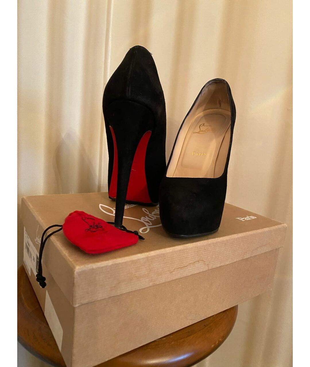 CHRISTIAN LOUBOUTIN Черные замшевые туфли, фото 2