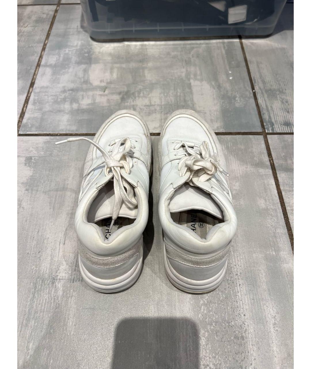 CHANEL PRE-OWNED Белые замшевые кроссовки, фото 6