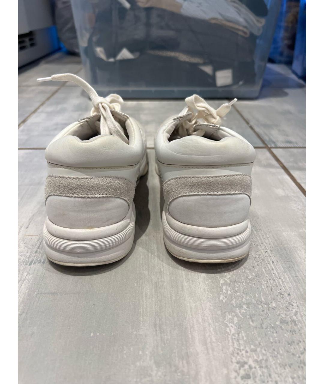 CHANEL PRE-OWNED Белые замшевые кроссовки, фото 4