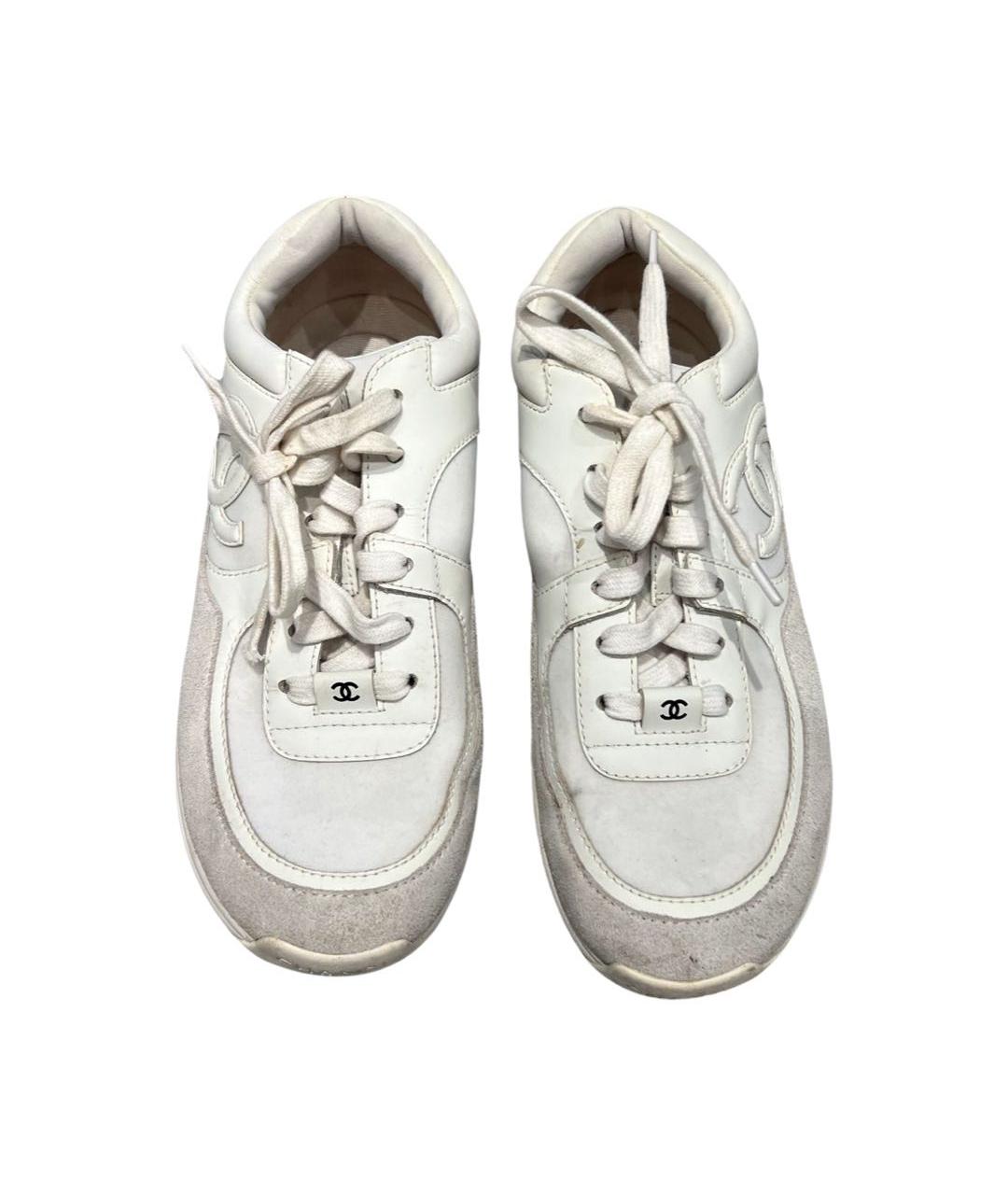 CHANEL PRE-OWNED Белые замшевые кроссовки, фото 2